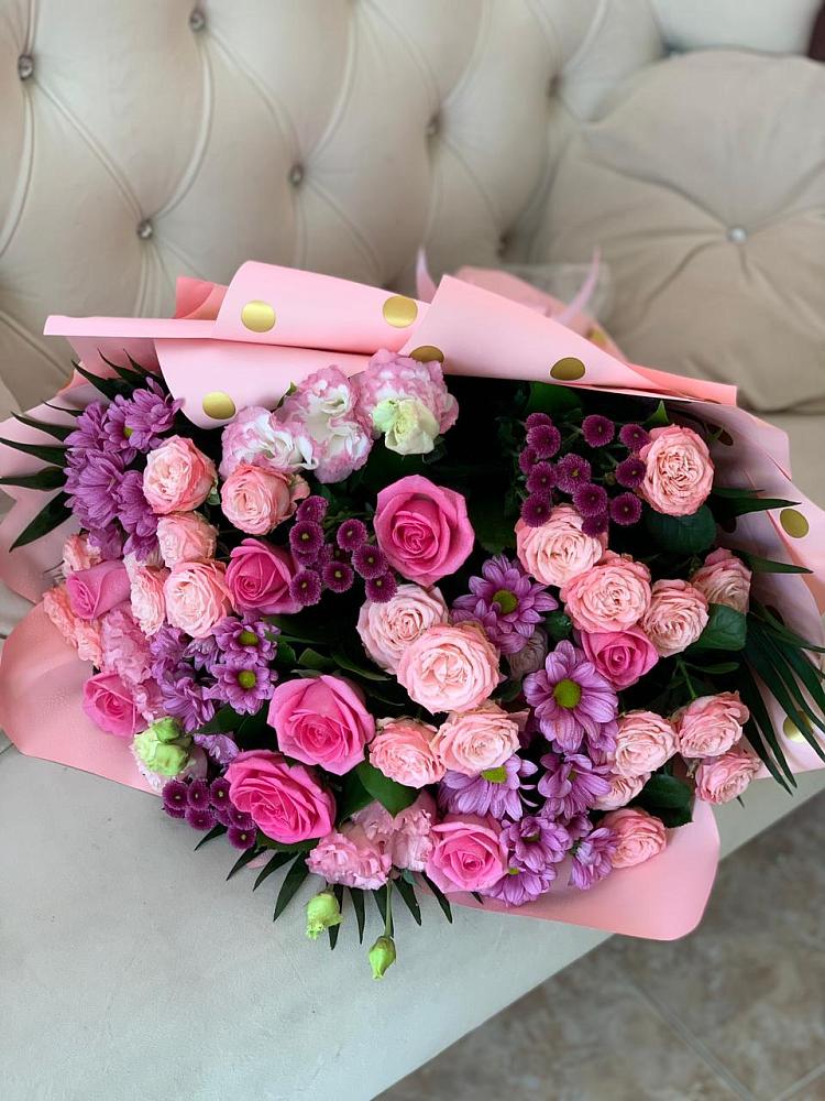 Букет цветов из: Хризантемы, Розы и Лизиантусы в Елабуге