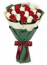 Букет Микс из красных и белых роз в Елабуге