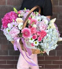 Цветочная композиция из Розы, Хризантемы, Пионы и Лизиантусы в корзине в Елабуге