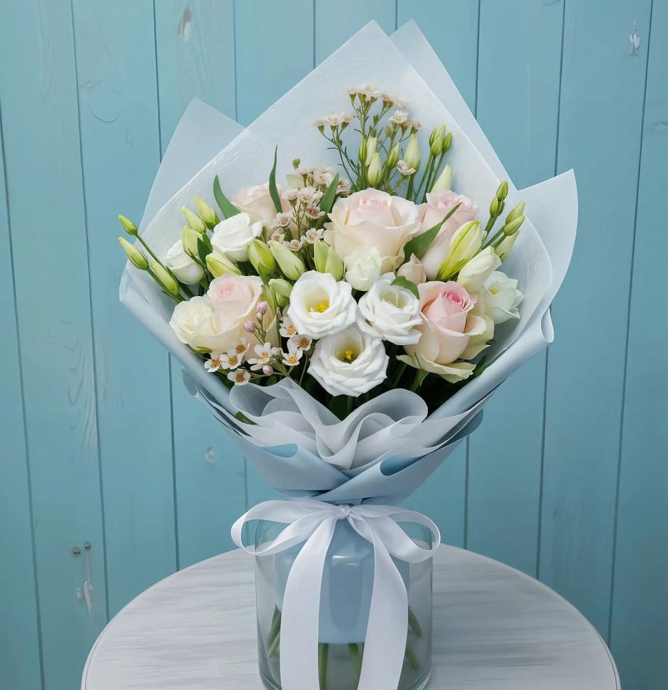 Букет цветов из: Розы и Лизиантусы в Елабуге