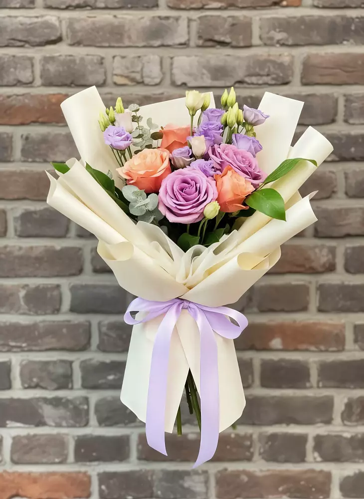 Букет цветов из: Лизиантусы и Розы в Елабуге