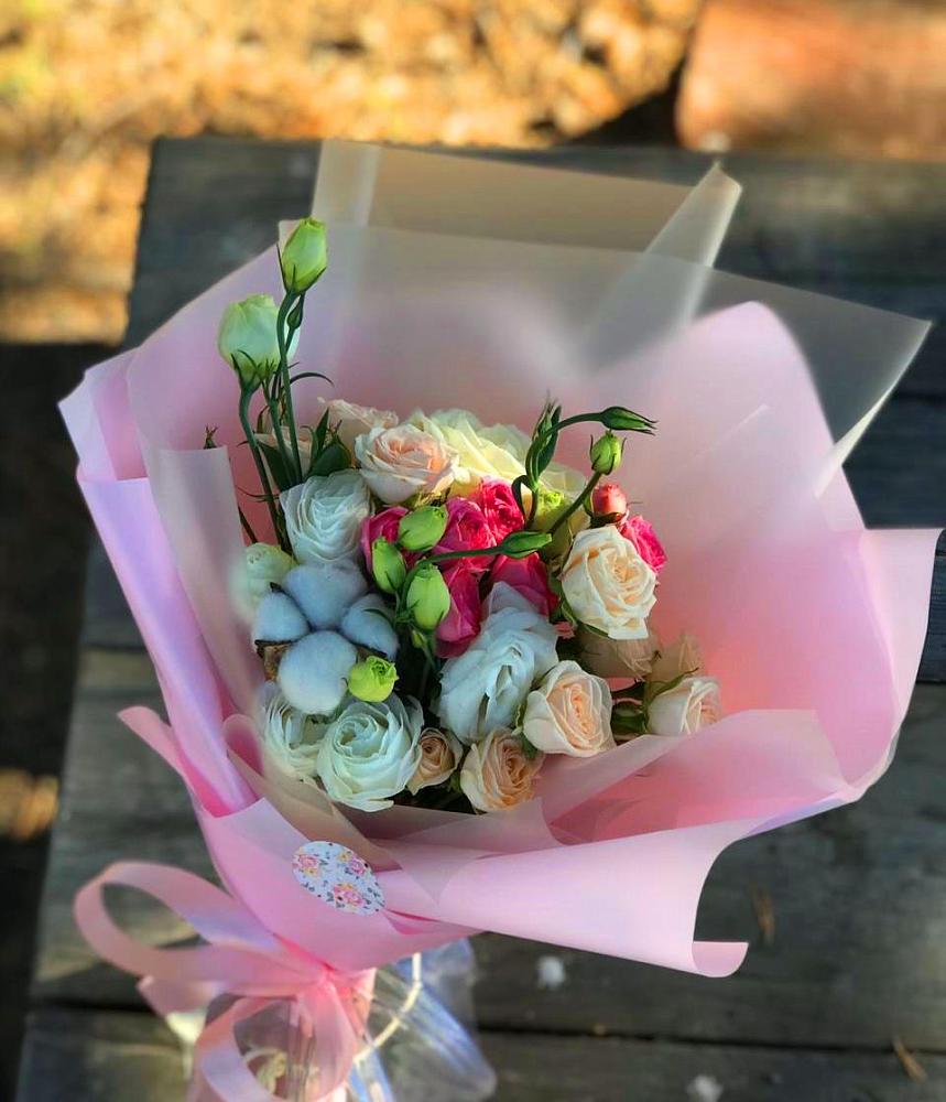 Букет цветов из: Розы и Лизиантусы в Елабуге