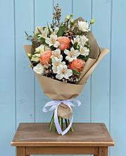 Букет цветов из:  Альстромерии, Лизиантусы, Розы и Хризантемы в Елабуге