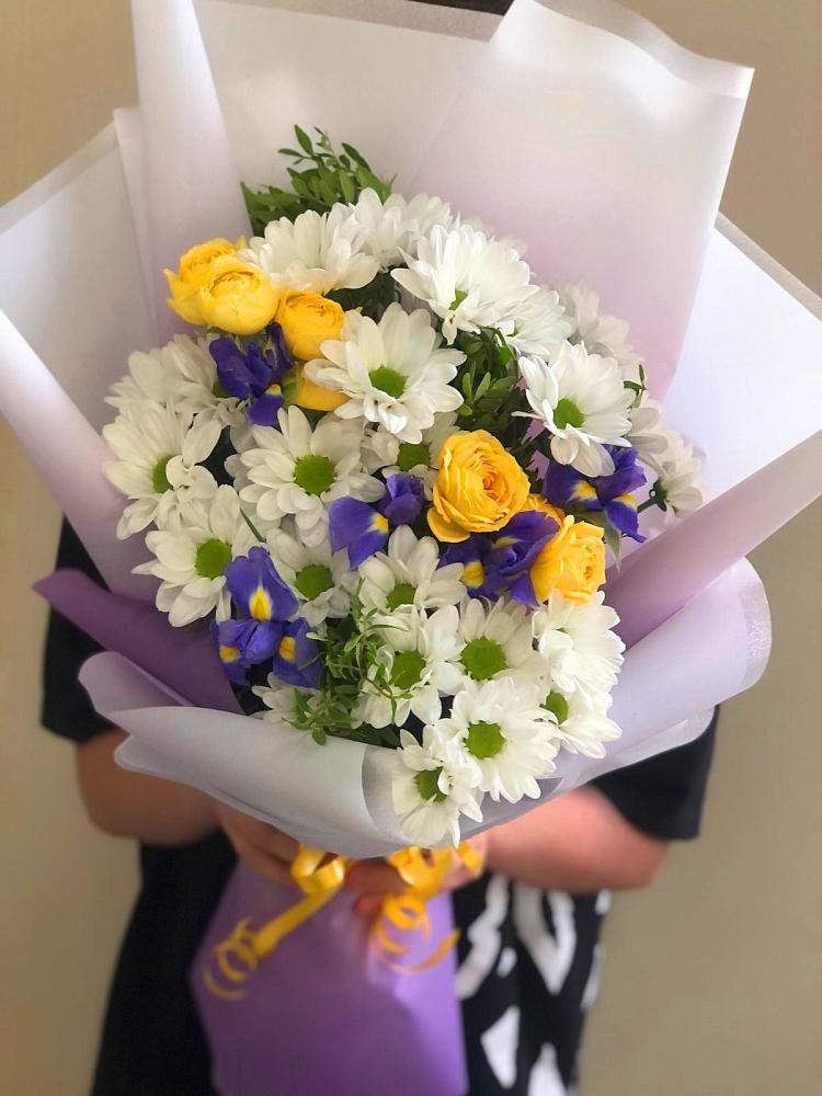 Букет цветов из: Ирисы, Хризантемы и Розы в Елабуге