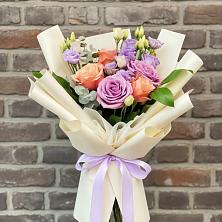 Букет цветов из:  Лизиантусы и Розы в Елабуге