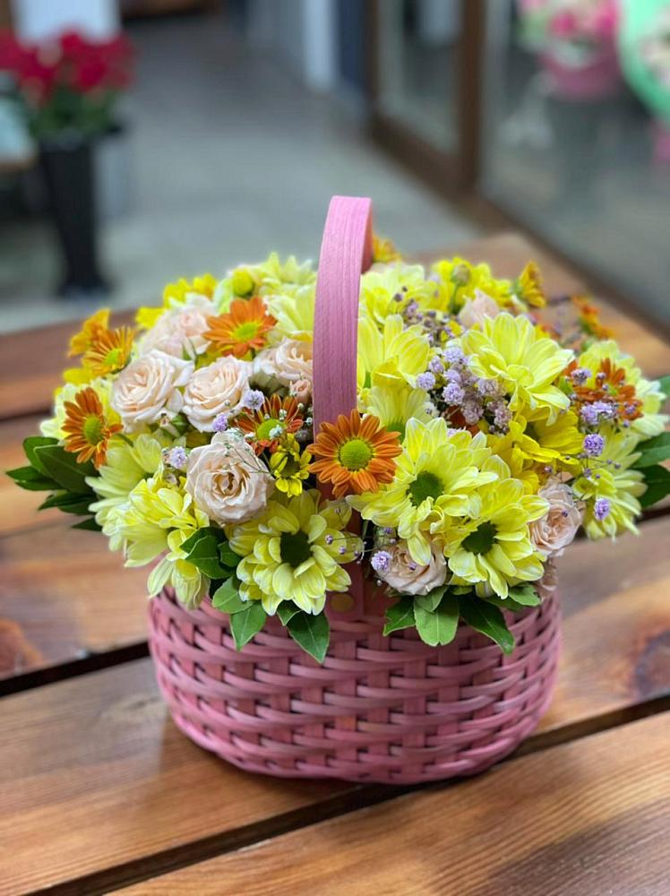 Цветочная композиция из Хризантемы и Розы в корзине в Елабуге