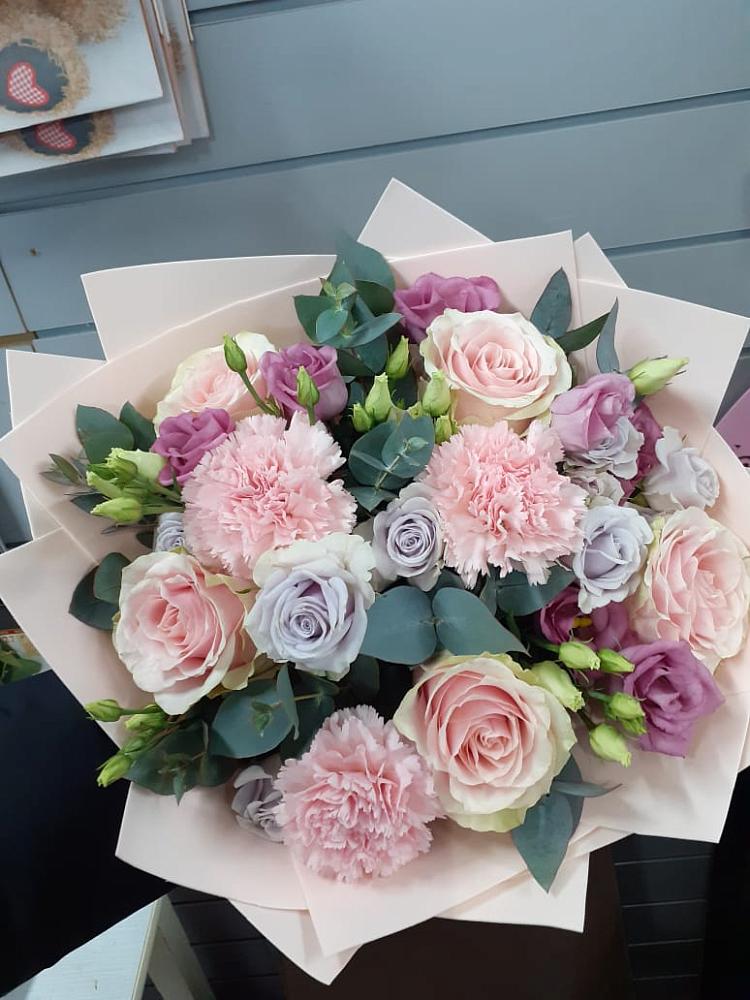 Букет цветов из: Розы, Гвоздики и Лизиантусы в Елабуге