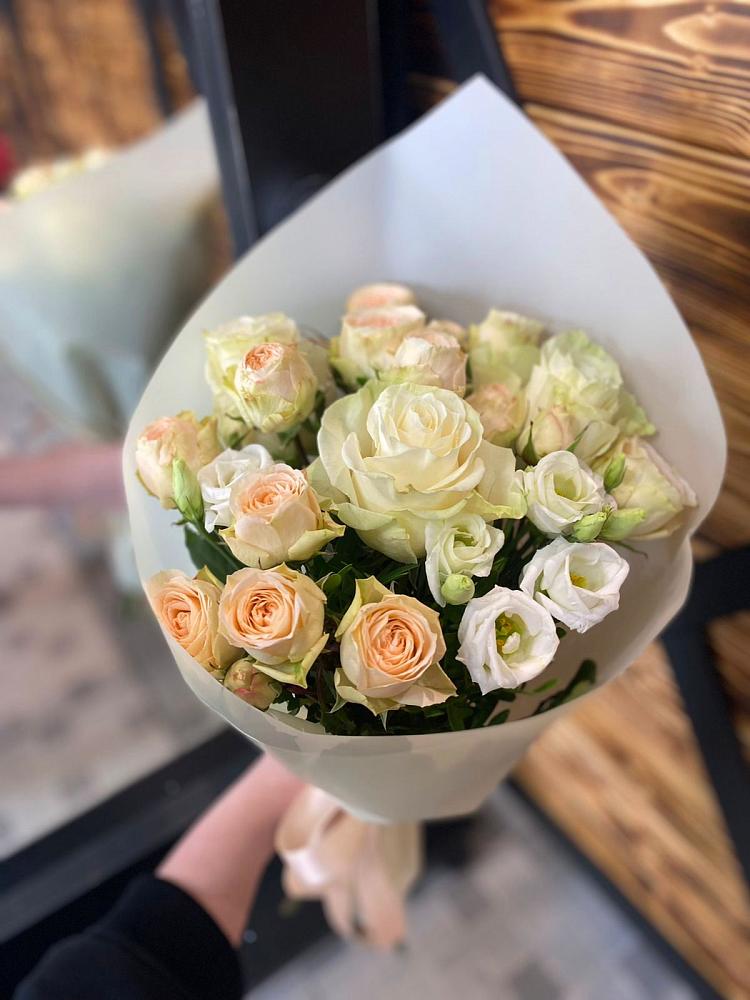 Букет цветов из: Розы и Лизиантусы в Елабуге