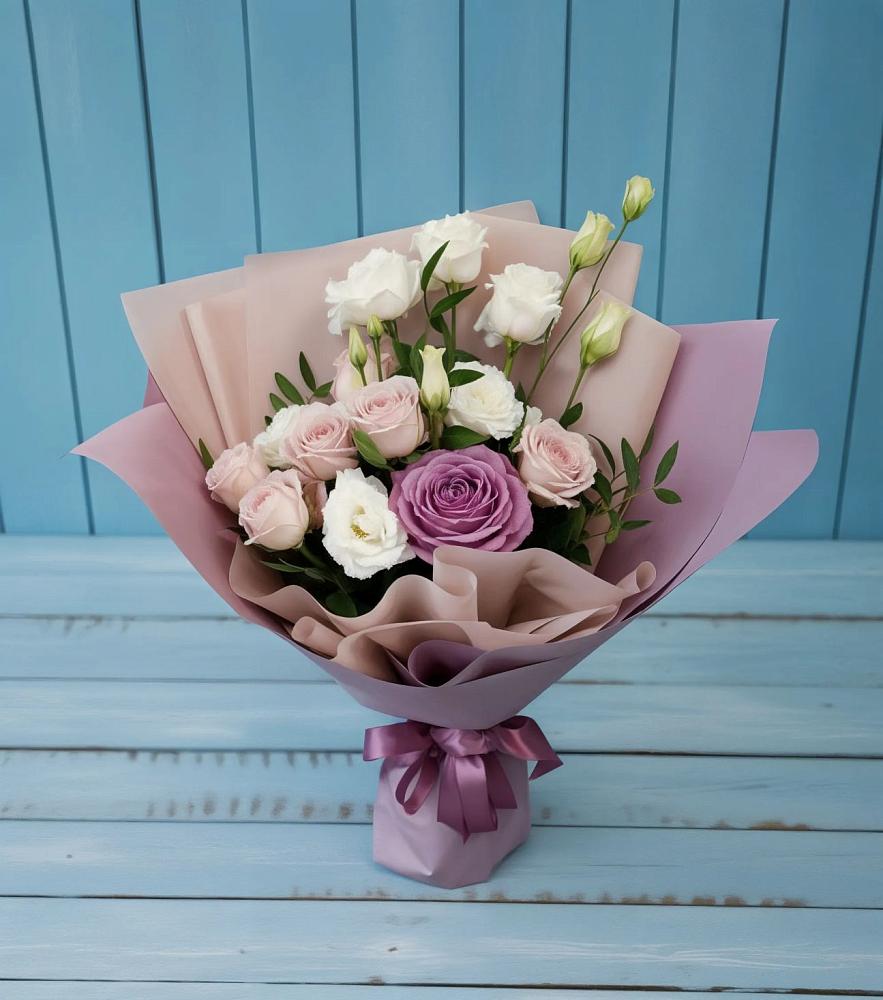 Букет цветов из: Розы и Лизиантусы в Елабуге